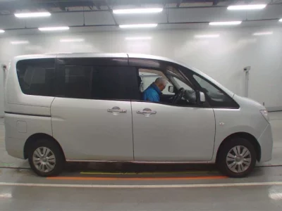 Nissan SERENA  с аукциона в Японии
