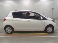 Toyota VITZ лот № 30613 оценка 3  с аукциона в Японии 2