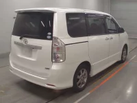 Toyota VOXY лот № 30700 оценка 3.5  с аукциона в Японии 1