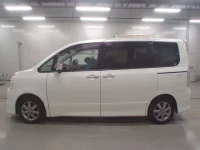 Toyota VOXY лот № 30700 оценка 3.5  с аукциона в Японии 3
