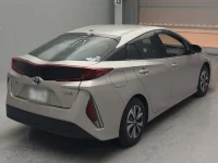 Toyota PRIUS PHV лот № 2104 оценка 4.5  с аукциона в Японии 1