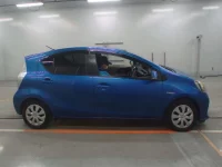 Toyota AQUA лот № 30737 оценка 4  с аукциона в Японии 2