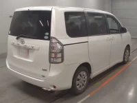 Toyota VOXY лот № 30728 оценка 4  с аукциона в Японии 1