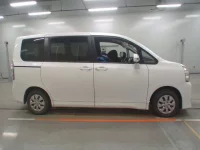 Toyota VOXY лот № 30728 оценка 4  с аукциона в Японии 2