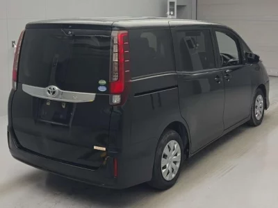 Toyota NOAH  с аукциона в Японии