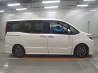 Toyota NOAH лот № 30826 оценка 3.5  с аукциона в Японии 2