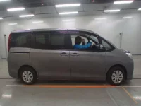Toyota NOAH лот № 30870 оценка 3.5  с аукциона в Японии 2