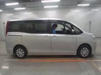 Toyota NOAH лот № 30799 оценка 4  с аукциона в Японии 2