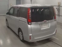 Toyota NOAH лот № 30799 оценка 4  с аукциона в Японии 5