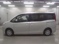 Toyota NOAH лот № 30799 оценка 4  с аукциона в Японии 3