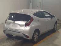 Toyota AQUA лот № 3 оценка R  с аукциона в Японии 1