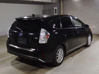 Toyota PRIUS ALPHA  с аукциона в Японии