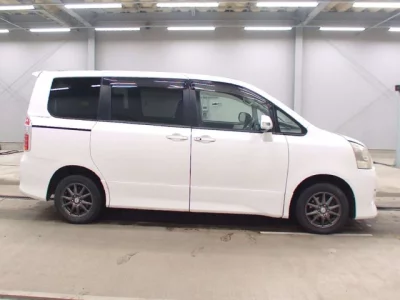 Toyota NOAH  с аукциона в Японии