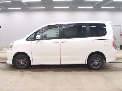 Toyota NOAH  с аукциона в Японии