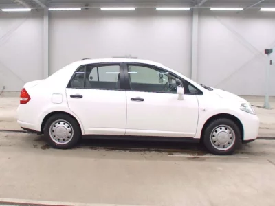 Nissan TIIDA LATIO  с аукциона в Японии