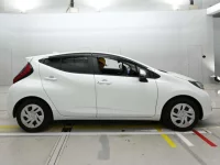 Toyota AQUA лот № 30044 оценка 4.5  с аукциона в Японии 2