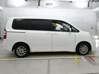 Toyota NOAH лот № 30060 оценка 4  с аукциона в Японии 2