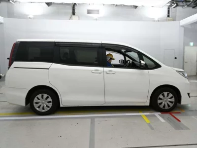 Toyota NOAH  с аукциона в Японии