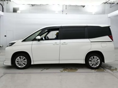 Toyota NOAH  с аукциона в Японии