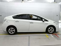 Toyota PRIUS PHV лот № 10178 оценка 3.5  с аукциона в Японии 2