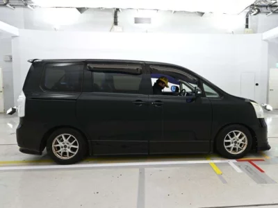 Toyota NOAH  с аукциона в Японии
