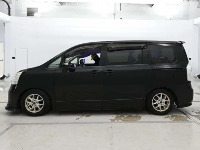 Toyota NOAH  с аукциона в Японии