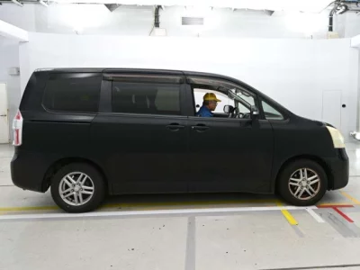 Toyota NOAH  с аукциона в Японии