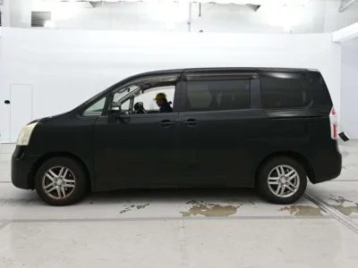 Toyota NOAH  с аукциона в Японии