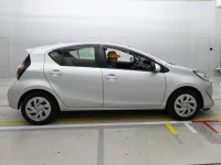 Toyota AQUA лот № 30621 оценка 3.5  с аукциона в Японии 2