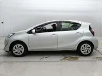 Toyota AQUA лот № 30621 оценка 3.5  с аукциона в Японии 3