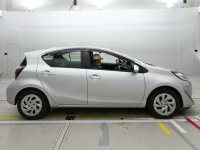 Toyota AQUA лот № 30633 оценка 3.5  с аукциона в Японии 2