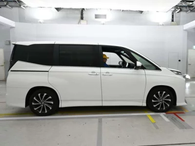 Toyota VOXY  с аукциона в Японии