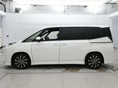 Toyota VOXY  с аукциона в Японии