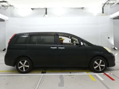 Toyota ISIS  с аукциона в Японии