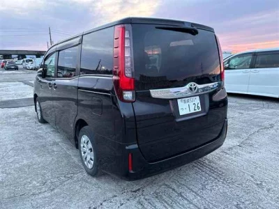 Toyota NOAH  с аукциона в Японии