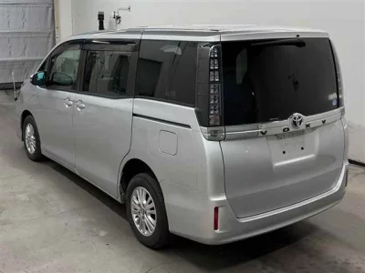 Toyota VOXY  с аукциона в Японии