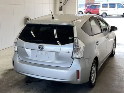 Toyota PRIUS ALPHA  с аукциона в Японии