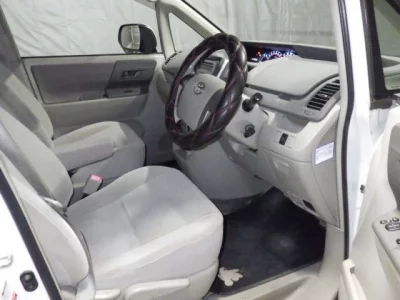 Toyota NOAH  с аукциона в Японии