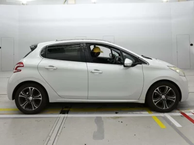 Peugeot 208  с аукциона в Японии