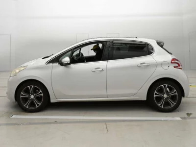 Peugeot 208  с аукциона в Японии