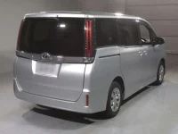 Toyota NOAH лот № 2202 оценка 4  с аукциона в Японии 1
