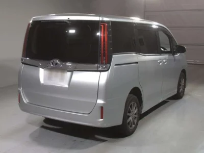 Toyota NOAH  с аукциона в Японии