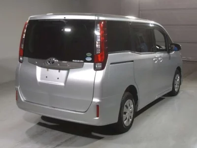 Toyota NOAH  с аукциона в Японии