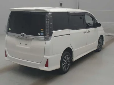 Toyota VOXY  с аукциона в Японии