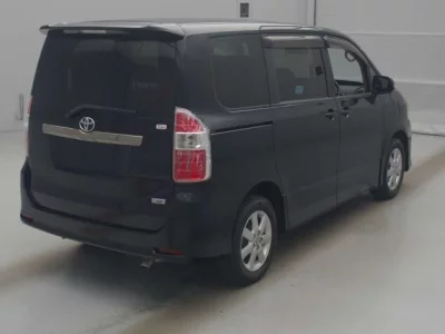 Toyota NOAH  с аукциона в Японии