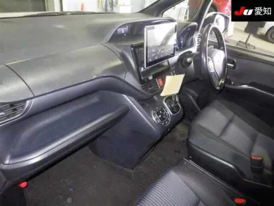 Toyota VOXY  с аукциона в Японии