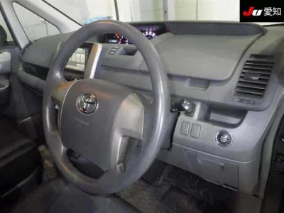 Toyota VOXY  с аукциона в Японии