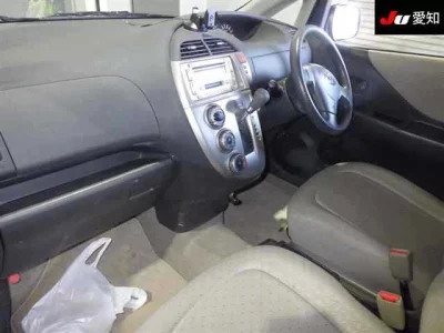 Toyota RACTIS  с аукциона в Японии