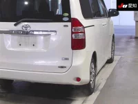 Toyota NOAH лот № 3093 оценка 4  с аукциона в Японии 7