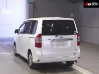 Toyota NOAH лот № 3093 оценка 4  с аукциона в Японии 1
